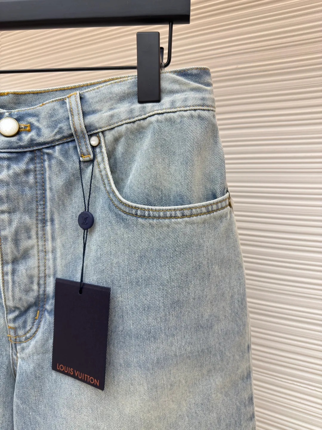 LOUIS VUITTON logo denim shorts ●Authentic product: Purchased and developed by 9350 ●Item number: 1680034-A65 ●Fabric: denim fabric ●Technology: washed production ●Version: fitted version ●Weight: about 540 grams ●Size: 30-32-34-36 ●Description: The fabric is made of 7s*7s twill cotton denim, the weft is made of compact siro-spun raw cotton yarn, and the ready-to-wear is made of fried sand and washed water. , sea salt and sea sand potassium permanganate additives are added to the tank, the flower pattern of the later washing cover is nostalgic color, matching the ancient gold hanging chain on the back collar, and the mold is opened to customize the cylindrical I-shaped buckle made of pearl material to restore ZG quality. The leather tag is made of suede leather with high-temperature stamping of the logo, and the checkerboard leather tag on the back is also made of suede. The pocket embroidery is a needle embroidery process, with double stitching and embroidered logo. The overall wiring is straight and delicate, the fabric is comfortable and soft, and the color is consistent without color difference. It can be matched with the same style to create a fashionable look and control various occasions. Customized accessories, complete with three standards, same style for men and women!
